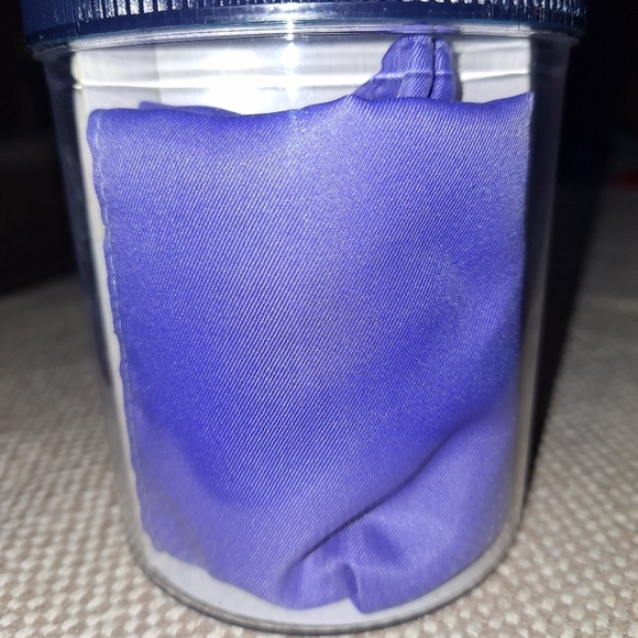 An Izod 3 piece men must have style set with a bowtie, shoestrings, handkerchief - Picture 5 of 7